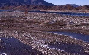 Gravel bar, Ahuriri River, Otago, New Zealand, with falling-stage sand deposits along the bar trailing edge (downstream edge) by flow diverted during exposure of the main bar top. The sand wedges contain small planar-tabular and ripple crossbeds.