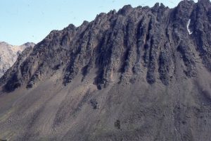 A different perspective of the Icebox Canyon fan delta stack (above): fan foresets are dipping towards the viewer (top to the left). Some fan packages coalesce, others are separated by thin turbidite sandstone and mudstone.