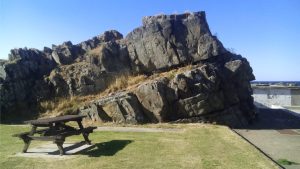 Massive bedded psammites with internal discordant contacts. Some crude grading preserved. Commonly interpreted as turbidites. Macduff